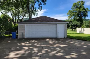 113 E Sarnia St, Winona, MN 55987 - Photo 7