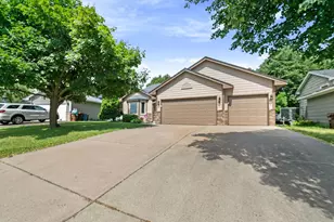 4712 Heather Ridge Rd N, Oakdale, MN 55128 - Photo 1