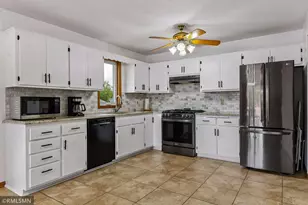 1016 Bluff Pointe Dr, Chaska, MN 55318 - Photo 11