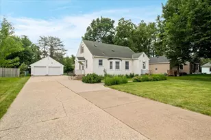 2476 Stillwater Rd E, Maplewood, MN 55119 - Photo 3