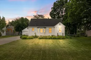2476 Stillwater Rd E, Maplewood, MN 55119 - Photo 1
