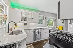 1124 Rhode Island Ave N, Golden Valley, MN 55427 - Photo 9