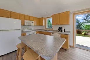 817 Daniel Dr, Belle Plaine, MN 56011 - Photo 3