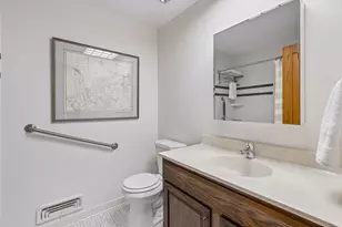 1086 Cedar View Dr, Minneapolis, MN 55405 - Photo 17