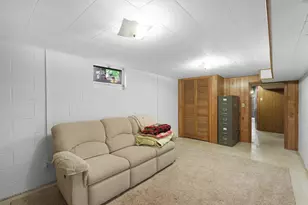 2340 Skyline Dr, Bloomington, MN 55425 - Photo 27