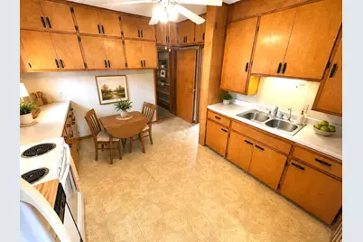 302 W Marshall Street, Marshall, MN 56258 - Photo 5