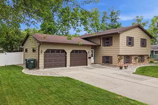 715 Sunset St SW, Hutchinson, MN 55350 - Photo 3