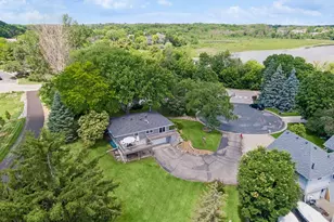 3921 Minnewashta Ct, Chanhassen, MN 55331 - Photo 3