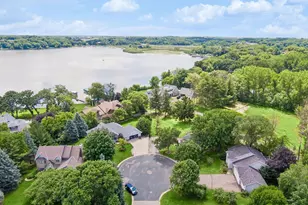 3921 Minnewashta Ct, Chanhassen, MN 55331 - Photo 5