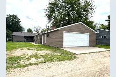 907 Arnold Avenue N, Thief River Falls, MN 56701 - Photo 3