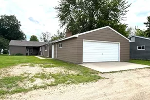 907 Arnold Ave N, Thief River Falls, MN 56701 - Photo 3