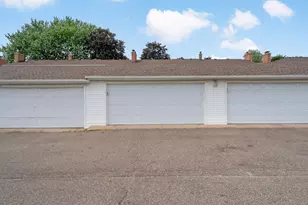 2004 Arkwright St, Maplewood, MN 55117 - Photo 45