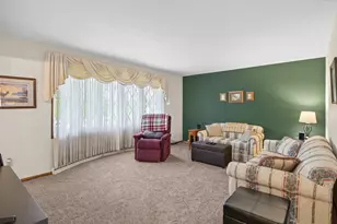 1589 Crest Dr, Chaska, MN 55318 - Photo 5
