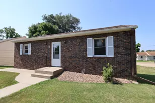 18 S Oregon Ave, Morris, MN 56267 - Photo 1