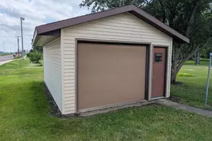 600 8th St SW, Wells, MN 56097 - Photo 5