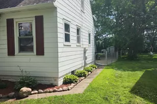 1210 10th St NW, Austin, MN 55912 - Photo 5