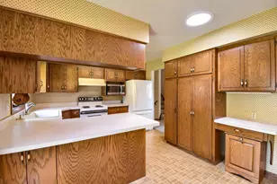 383 Belmont Ln E, Maplewood, MN 55117 - Photo 9