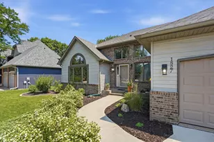 1827 Hydram Ave N, Oakdale, MN 55128 - Photo 3