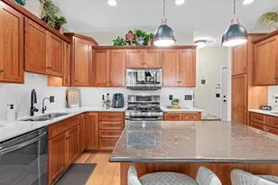 2710 Red Splendor Cir E, Maplewood, MN 55119 - Photo 7