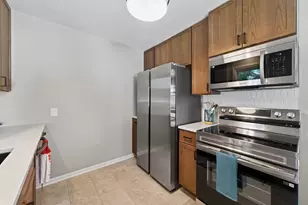 2075 Hawthorne Ave E, Saint Paul, MN 55119 - Photo 5