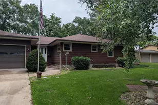 2113 Country Club Dr NE, Willmar, MN 56201 - Photo 3