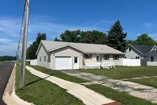 137 Maple St, Tyler, MN 56178 - Photo 3