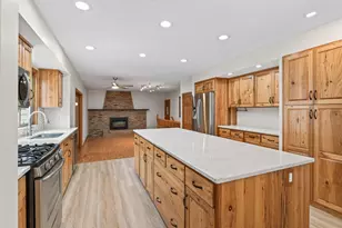 7910 W Park Hills Dr, Bloomington, MN 55438 - Photo 9