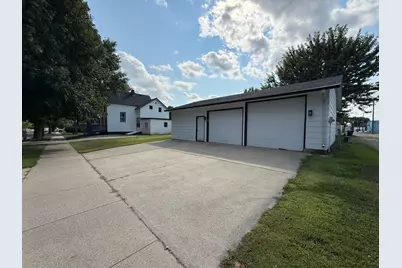 400 Walnut Street SW, Sleepy Eye, MN 56085 - Photo 9