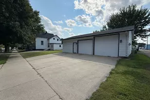 400 Walnut St SW, Sleepy Eye, MN 56085 - Photo 9