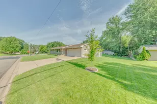 7840 Winsdale Street N, Golden Valley, MN 55427 - Photo 3