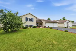 717 Heritage Ln, Belle Plaine, MN 56011 - Photo 1