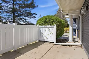 401 Hickory Ln N, Oakdale, MN 55128 - Photo 11