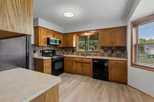 1009 Gramsey Pl, Burnsville, MN 55306 - Photo 5
