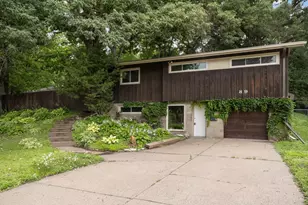 89 Flandrau Pl, Saint Paul, MN 55106 - Photo 1
