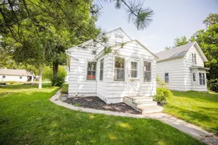 402 W 8th St, Morris, MN 56267 - Photo 1