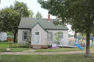 439 3rd Ave SE, Hutchinson, MN 55350 - Photo 1
