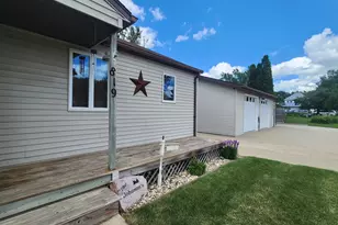 819 2nd St SW, Pipestone, MN 56164 - Photo 3