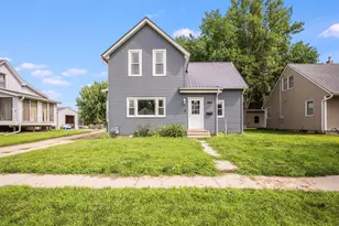 319 E 10th St, Blue Earth, MN 56013 - Photo 1