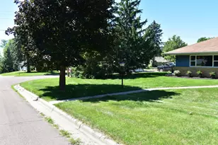 401 N Burlington Ave, Fergus Falls, MN 56537 - Photo 7