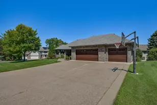 313 Wyndham Cir W, New Brighton, MN 55112 - Photo 3