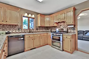 987 Demont Ave E, Maplewood, MN 55109 - Photo 11