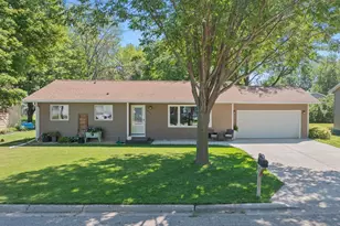 901 Columbine Dr, Marshall, MN 56258 - Photo 1