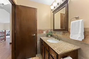 907 Heritage Ct W, Vadnais Heights, MN 55127 - Photo 23
