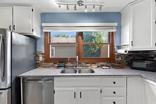 6684 Gretchen Ln N, Oakdale, MN 55128 - Photo 11