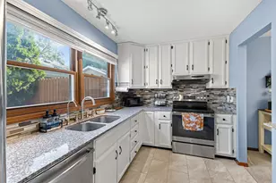 6684 Gretchen Ln N, Oakdale, MN 55128 - Photo 7