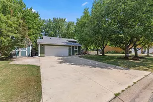 1805 Ruby Cir, Shakopee, MN 55379 - Photo 5
