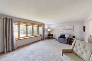 826 Minnie Maddern St, Albert Lea, MN 56007 - Photo 3