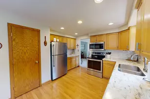 826 Minnie Maddern St, Albert Lea, MN 56007 - Photo 9