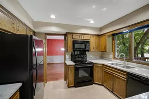 8359 Amsden Ridge Dr, Bloomington, MN 55438 - Photo 17