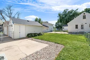 909 11th St NW, Austin, MN 55912 - Photo 3